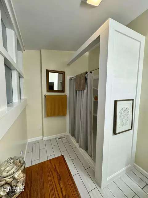 Bath - 411 Clinchfield Avenue Erwin Tn 37650, Erwin, TN 37650 photo 4 of 5
