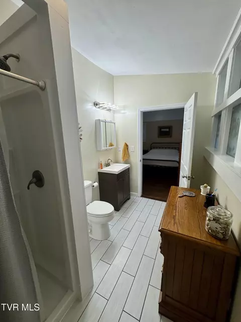 Bath - 411 Clinchfield Avenue Erwin Tn 37650, Erwin, TN 37650 photo 5 of 5
