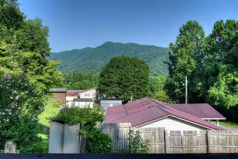 Exterior - 120 Russell Lane Hampton Tn 37658, Hampton, TN 37658 photo 7 of 10
