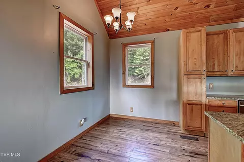 Dining - 231 Kaitlin Road Hampton Tn 37658, Hampton, TN 37658 photo 1 of 1