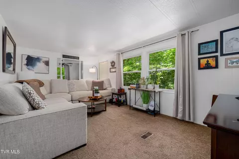 Living - 142 Parker Street Erwin Tn 37650, Erwin, TN 37650 photo 1 of 5