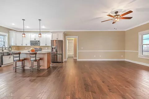Living - 144 Rosecliff Drive Fall Branch Tn 37656, Fall Branch, TN 37656 photo 4 of 10