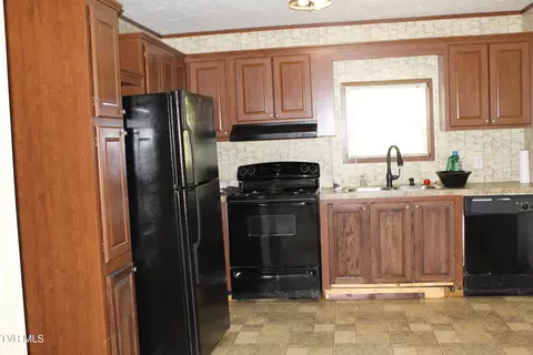 Kitchen - 402 Beeline Road Duffield Va 24244, Duffield, VA 24244 photo 1 of 3
