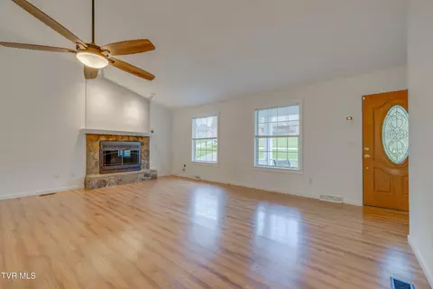 Living - 178 Greyland Drive Gray Tn 37615, Gray, TN 37615 photo 3 of 7