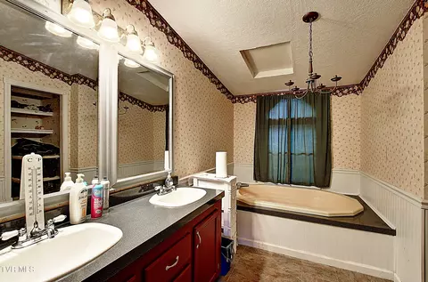 Bath - Undisclosed, Chuckey, TN 37641 photo 1 of 2