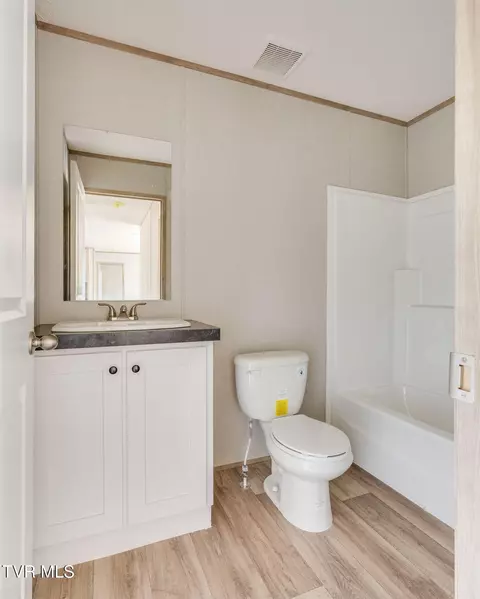 Bath - 2145 Oakwood Road Midway Tn 37809, Midway, TN 37809 photo 1 of 2
