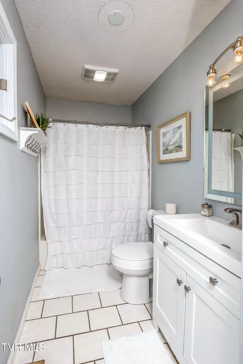 Bath - 595 Suncrest Drive Drive Bristol Va 24201, Bristol, VA 24201 photo 2 of 2
