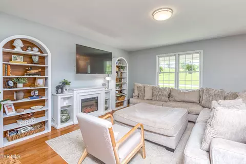Living - 595 Suncrest Drive Drive Bristol Va 24201, Bristol, VA 24201 photo 1 of 2
