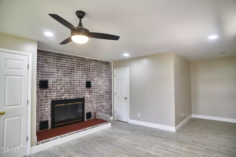 Living - 228 Washington Avenue Newport Tn 37821, Newport, TN 37821 photo 4 of 4