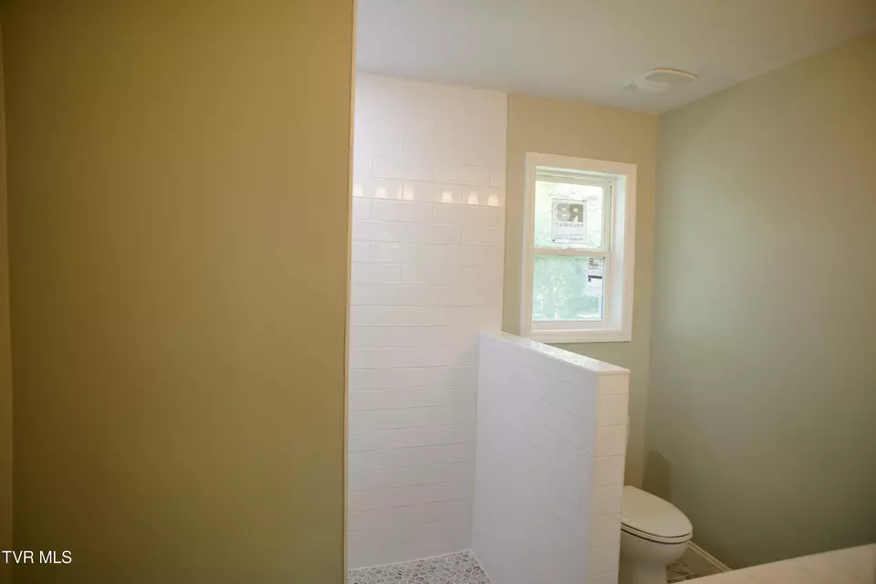 Bath - 228 Washington Avenue Newport Tn 37821, Newport, TN 37821 photo 3 of 5