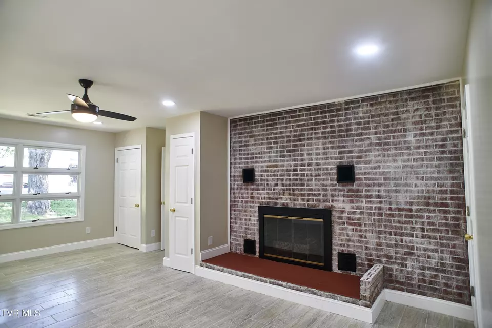 Living - 228 Washington Avenue Newport Tn 37821, Newport, TN 37821 photo 3 of 4