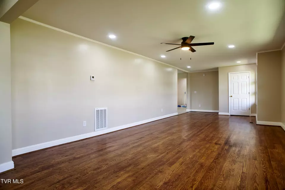 Living - 228 Washington Avenue Newport Tn 37821, Newport, TN 37821 photo 2 of 4
