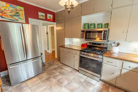 Kitchen - 461 Circle Drive Abingdon Va 24210, Abingdon, VA 24210 photo 2 of 3