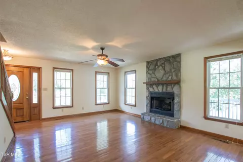 Living - 33638 Spring Hill Drive Glade Spring Va 24340, Glade Spring, VA 24340 photo 2 of 11