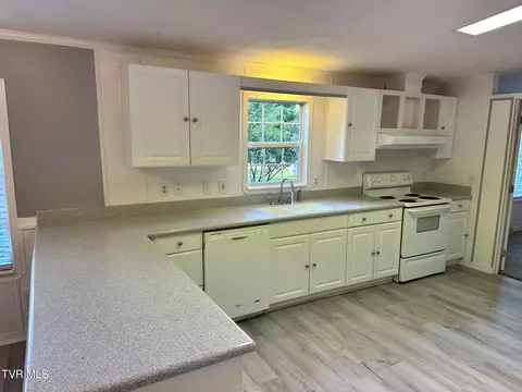 Kitchen - 183 Morgan Lane Fall Branch Tn 37656, Fall Branch, TN 37656 photo 7 of 8