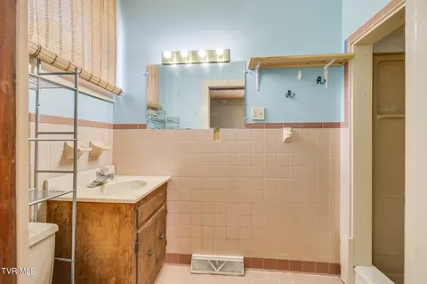 Bath - 204 Clinchfield Avenue Erwin Tn 37650, Erwin, TN 37650 photo 1 of 2