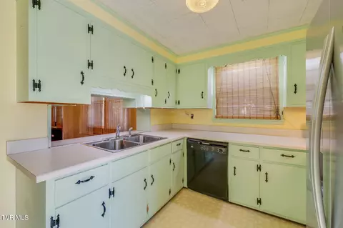 Kitchen - 204 Clinchfield Avenue Erwin Tn 37650, Erwin, TN 37650 photo 2 of 5