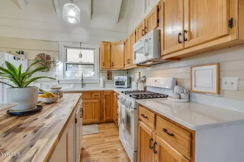 Kitchen - 320 Barren Road Chuckey Tn 37641, Chuckey, TN 37641 photo 4 of 4