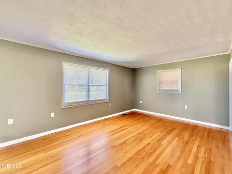 Living - 616 E Barton Ridge Road Greeneville Tn 37745, Greeneville, TN 37745 photo 2 of 2