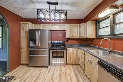 Kitchen - 239 Viss Honeycutt Road Erwin Tn 37650, Erwin, TN 37650 photo 2 of 4
