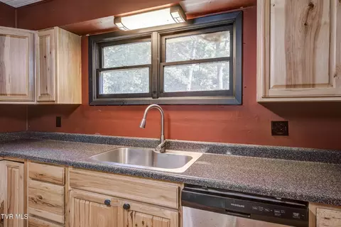 Kitchen - 239 Viss Honeycutt Road Erwin Tn 37650, Erwin, TN 37650 photo 3 of 4