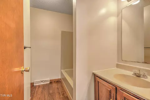 Bath - 1177 Pebble Drive Bristol Va 24201, Bristol, VA 24201 photo 3 of 3
