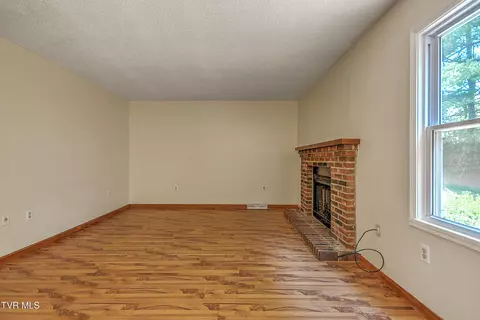 Living - 1177 Pebble Drive Bristol Va 24201, Bristol, VA 24201 photo 3 of 5