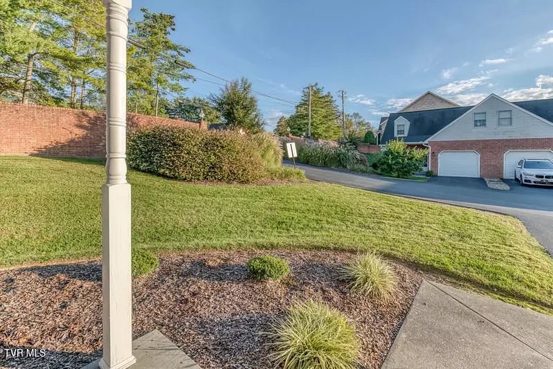 Exterior - 1725 W Lakeview Drive 1 Johnson City Tn 37601, Johnson City, TN 37601 photo 4 of 6