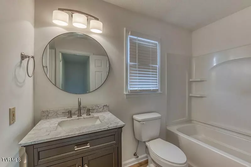 Bath - 1725 W Lakeview Drive 1 Johnson City Tn 37601, Johnson City, TN 37601 photo 2 of 3