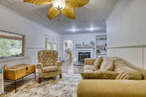 Living - 3652 Horton Ford Road Eidson Tn 37731, Eidson, TN 37731 photo 2 of 2