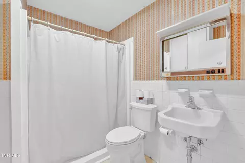 Bath - 1605 E Myrtle Avenue Johnson City Tn 37601, Johnson City, TN 37601 photo 1 of 1