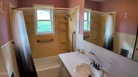 Bath - 111 Myrtle Avenue Erwin Tn 37650, Erwin, TN 37650 photo 1 of 5
