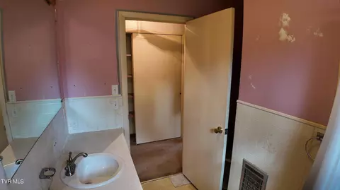 Bath - 111 Myrtle Avenue Erwin Tn 37650, Erwin, TN 37650 photo 3 of 5