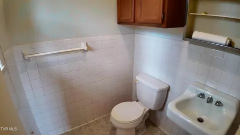 Bath - 111 Myrtle Avenue Erwin Tn 37650, Erwin, TN 37650 photo 4 of 5