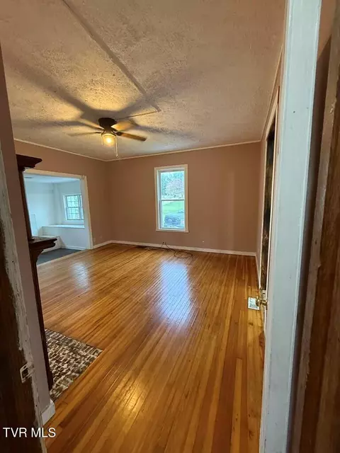 Living - 539 Madison Street Bristol Va 24201, Bristol, VA 24201 photo 3 of 4