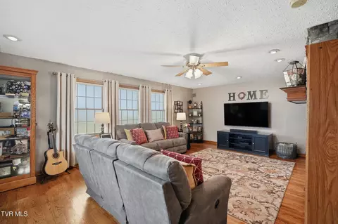 Living - 4052 Purchase Ridge Road Duffield Va 24244, Duffield, VA 24244 photo 1 of 3