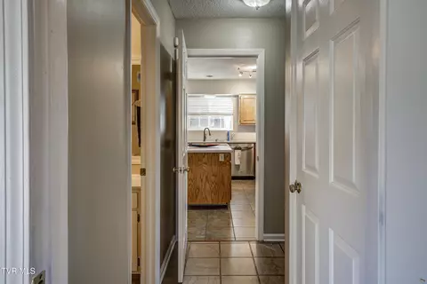 Entry Way - 312 Ivanhoe Drive Johnson City Tn 37601, Johnson City, TN 37601 photo 3 of 10