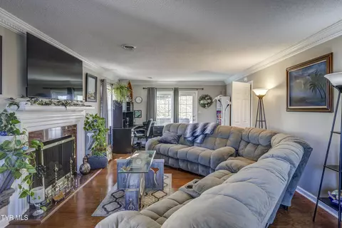 Living - 312 Ivanhoe Drive Johnson City Tn 37601, Johnson City, TN 37601 photo 2 of 6