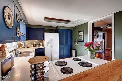Kitchen - 102 E Walnut Street Johnson City Tn 37601, Johnson City, TN 37601 photo 2 of 5