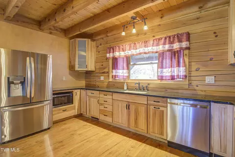 Kitchen - 255 Bank Drive Fall Branch Tn 37656, Fall Branch, TN 37656 photo 2 of 6