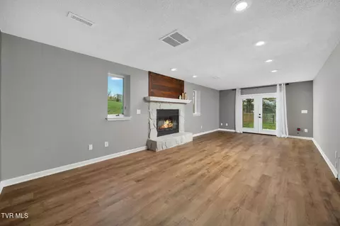 Living - 609 Live Oak Court Johnson City Tn 37615, Johnson City, TN 37615 photo 5 of 7