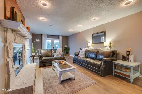 Living - 609 Live Oak Court Johnson City Tn 37615, Johnson City, TN 37615 photo 6 of 7