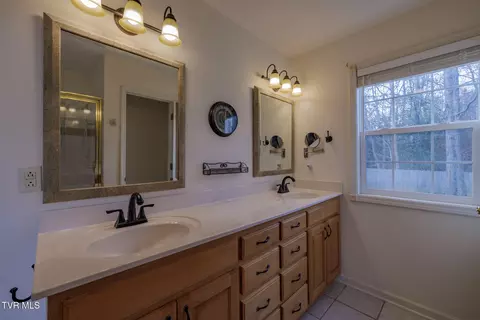 Bath - 620 Glen Oaks Place Johnson City Tn 37615, Johnson City, TN 37615 photo 2 of 6
