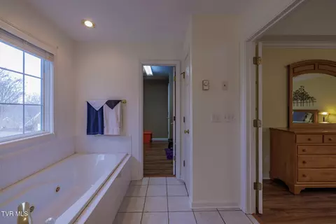 Bath - 620 Glen Oaks Place Johnson City Tn 37615, Johnson City, TN 37615 photo 3 of 6
