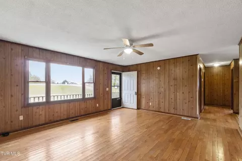 Living - 2851 Hwy 107 Chuckey Tn 37641, Chuckey, TN 37641 photo 2 of 4