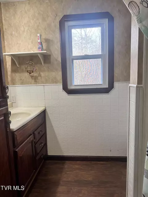 Bath - 208 Sycamore Street Erwin Tn 37650, Erwin, TN 37650 photo 3 of 3