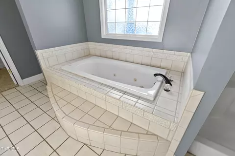Bath - 32 Capri Drive Greeneville Tn 37745, Greeneville, TN 37745 photo 5 of 7