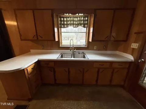 Kitchen - 617 E Barton Ridge Road Greeneville Tn 37745, Greeneville, TN 37745 photo 1 of 2