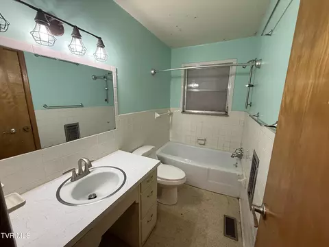 Bath - 617 E Barton Ridge Road Greeneville Tn 37745, Greeneville, TN 37745 photo 2 of 2
