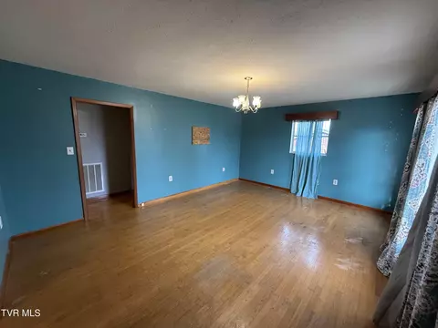 Living - 617 E Barton Ridge Road Greeneville Tn 37745, Greeneville, TN 37745 photo 1 of 2